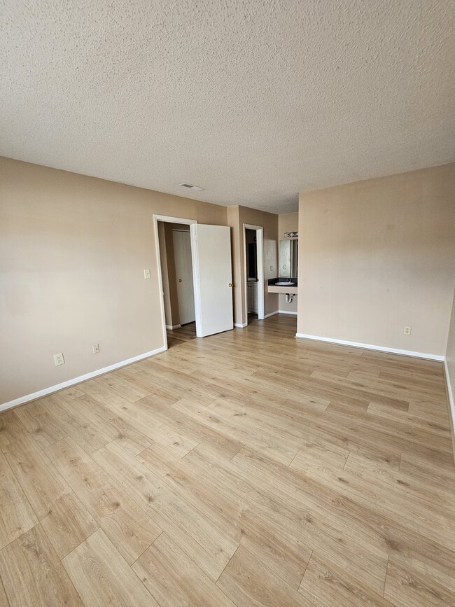 Building Photo - 403 Resort Ct