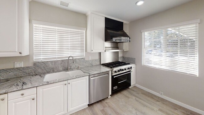 Building Photo - Newly Remodeled 4BD/2BA