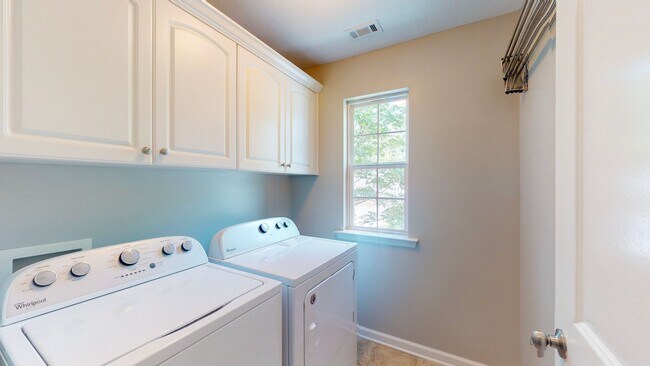 Building Photo - 4004 Ellington Dr