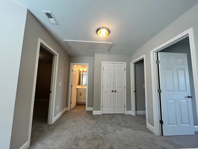 Building Photo - 135 Saddle Wood Ln