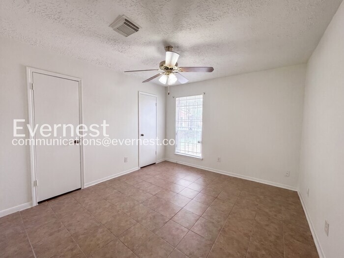 Building Photo - 10938 MacKenzie Dr