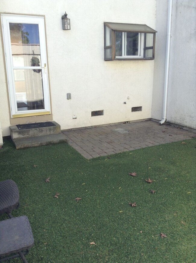 Building Photo - Stunning Townhouse on Mission Boulevard of Fremont