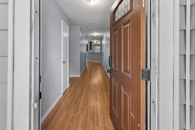 Building Photo - 1735 Oak Ridge Dr