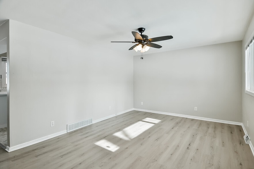 living room - 1828 Juniper Ln