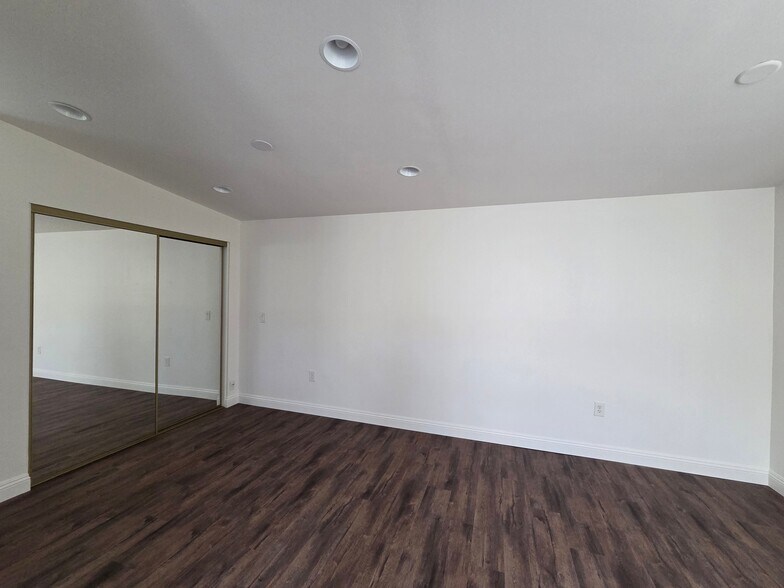 Building Photo - 523 N Tremont St