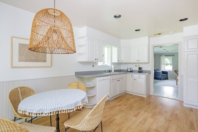 Building Photo - 15 Maidstone Ave