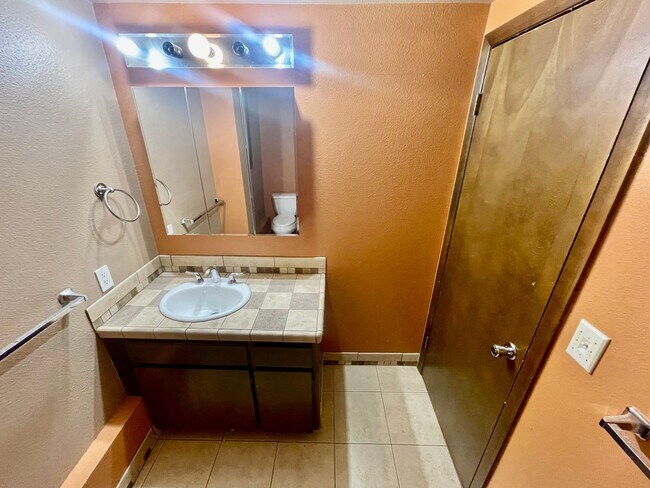 Building Photo - Sprawling 5bd/3bath Split-Level Home | Sto...