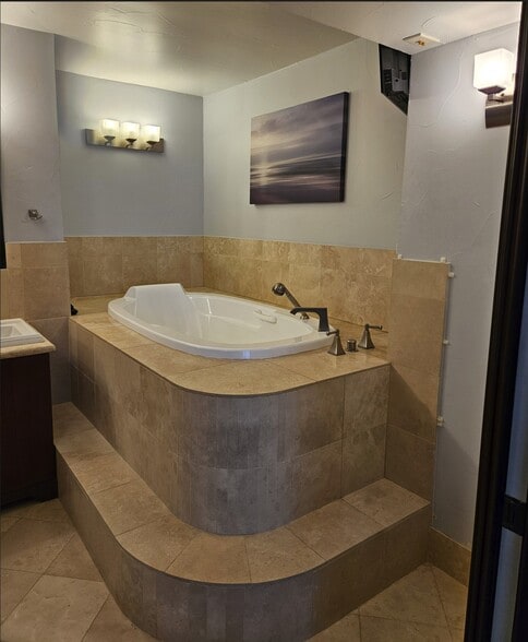 Soaking Tub - 1020 15th St