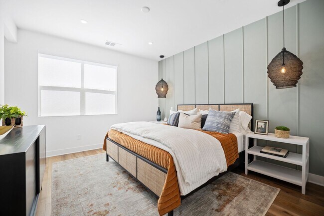 Building Photo - Stylish Tri-Level Townhome in Prime Newpor...