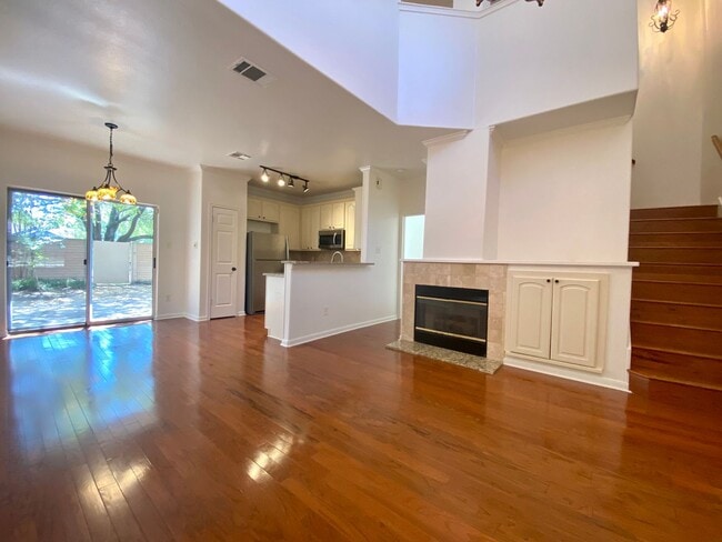 Building Photo - 3 Bedroom Townhouse Condo-North Austin!