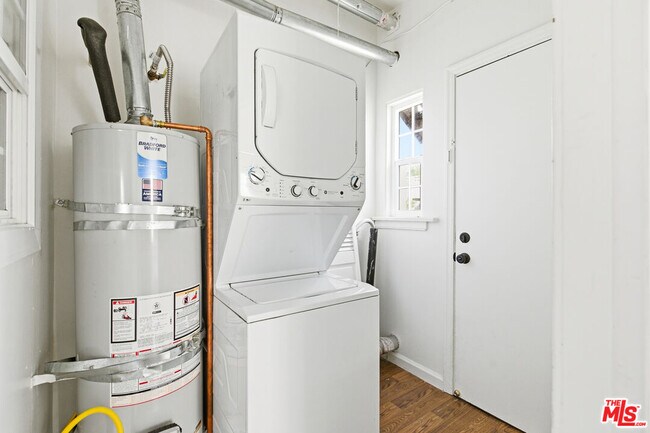 Building Photo - 1357 Cloverdale Ave