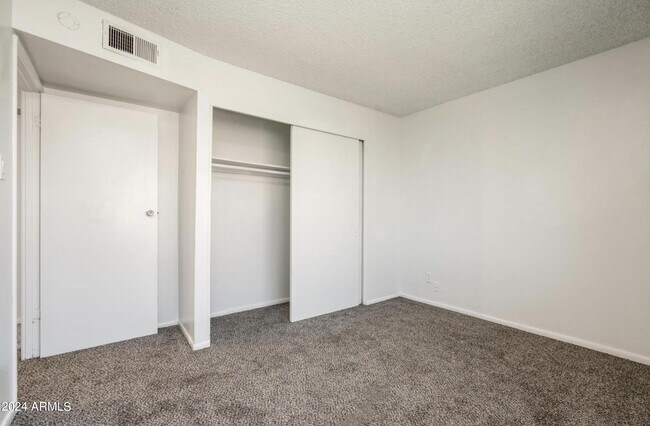 Building Photo - 4040 W Palomino Rd