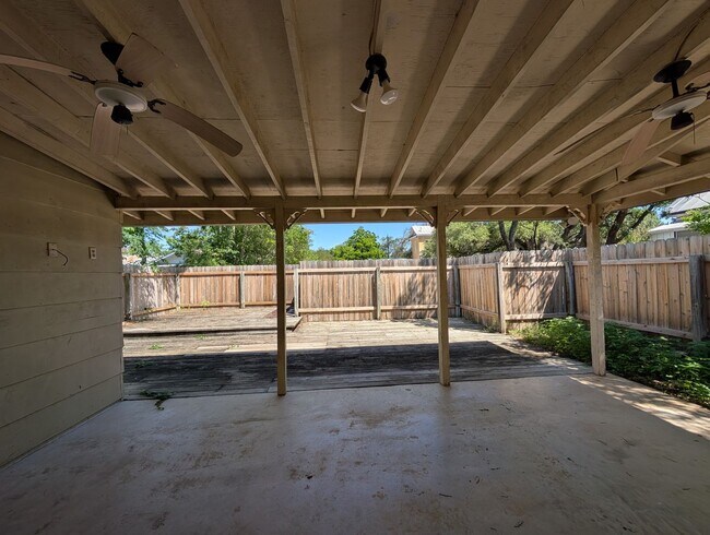 Building Photo - Walk to the Comal River, Schlitterbahn, & Downtown NB /1/1 Duplex with Courtyard! Includes Fridge...
