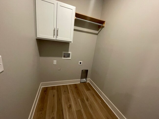 Building Photo - 1823/25 Hickory Creek