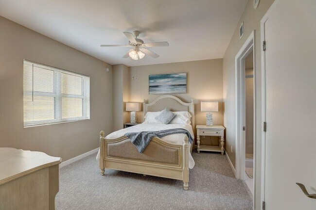 Building Photo - 2650 Lake Shore Dr