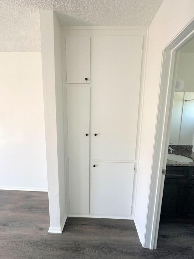 Building Photo - Nicely updated 1bd/1ba with parking included! Laundry on site!!