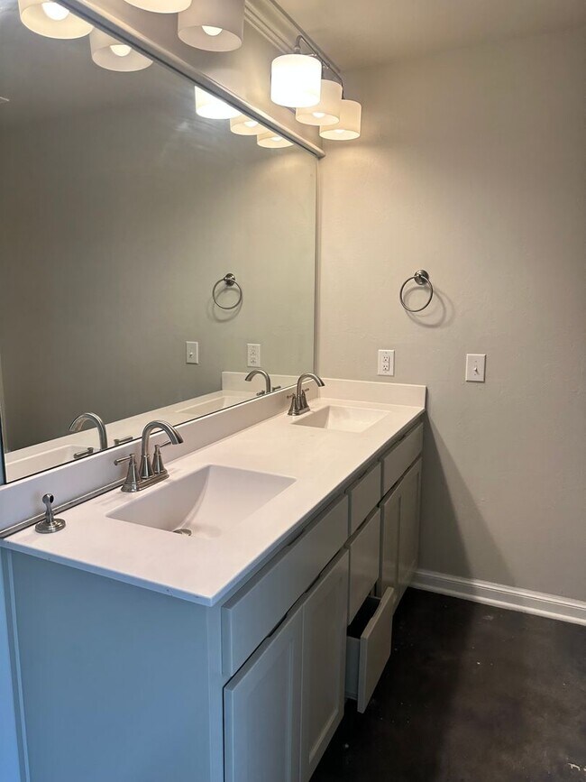 Building Photo - FIRST MONTH FREE - 4 BEDROOMS!