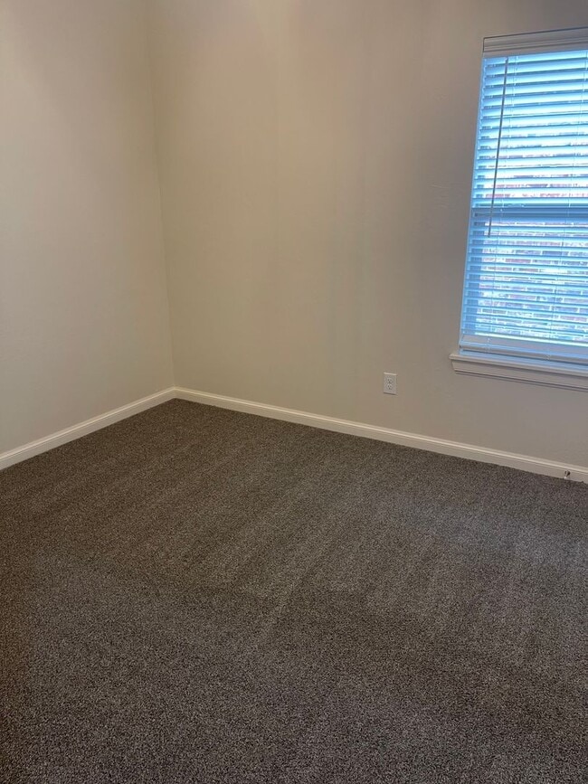 Building Photo - 3 bedroom 2 bath duplex in Newcastle