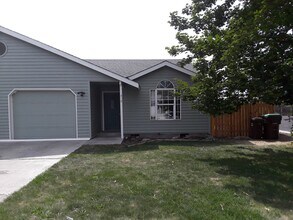 Building Photo - Cute Duplex Prineville