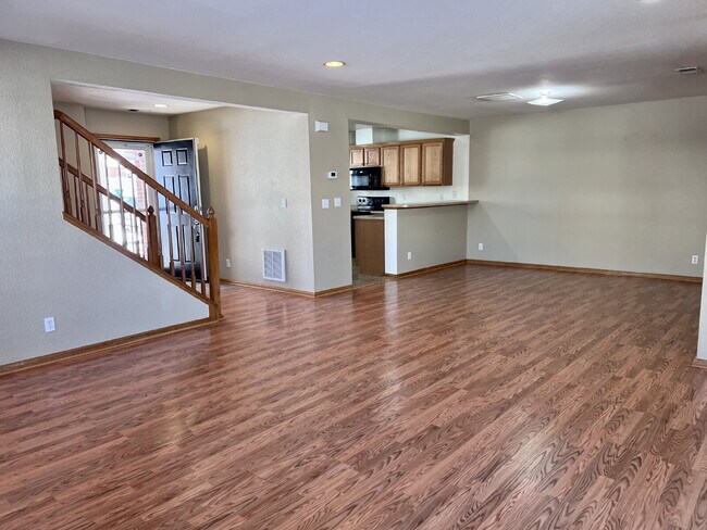 Building Photo - Beautiful 3 Bed/2.5 Bath End Unit Two-Level Townhome! Wonderful Deck off Living Room with backyar...