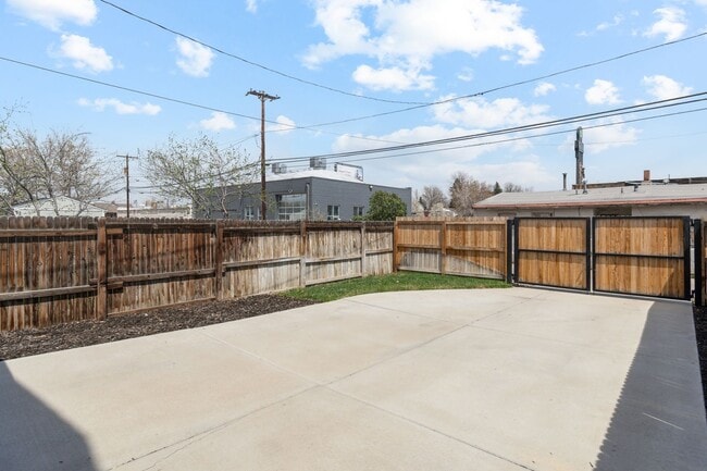 Building Photo - Modern 3BD Townhome w/ a Rooftop Deck!