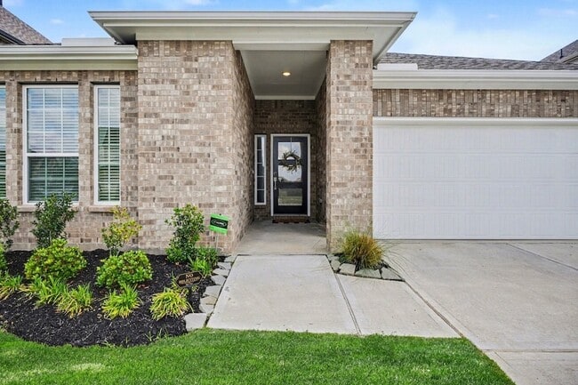 Building Photo - 2214 Lierna Dr