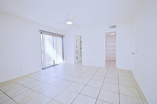 Building Photo - "Spacious 960 Sq Ft Studio Oasis in Vibrant Palm Springs!"