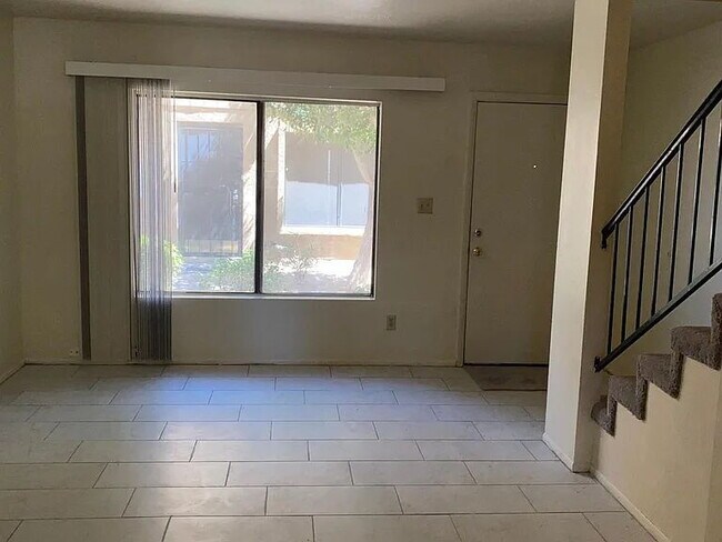 Building Photo - 2 Bed / 1.5 Bath Townhome | Fireplace | Private Yard | Walk-In Closets