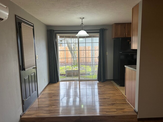 Building Photo - Freshly updated 2 bedroom 1 bathroom duple...