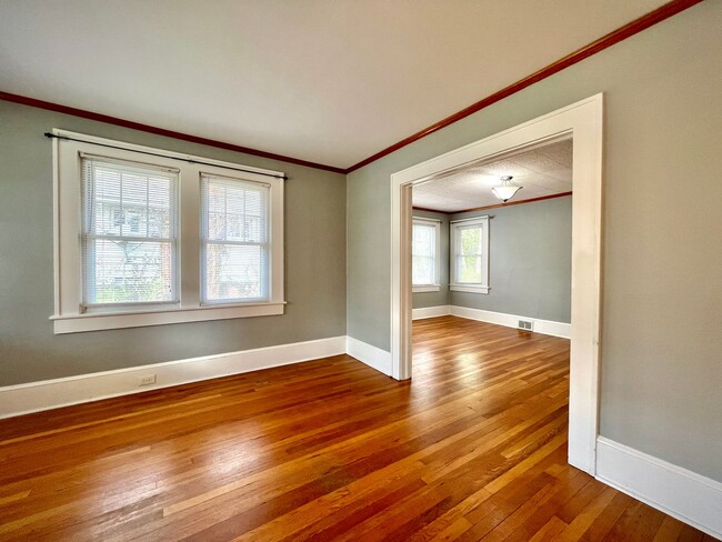 Building Photo - Charming West Asheville Home!