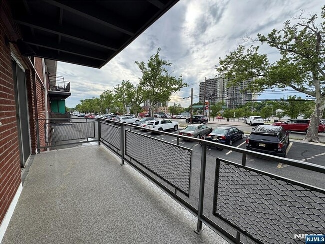 Building Photo - 1323 Anderson Ave