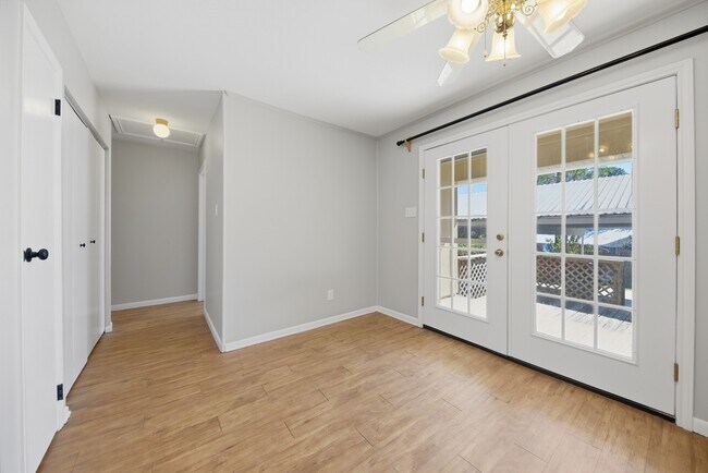 Building Photo - 600 E Stone St