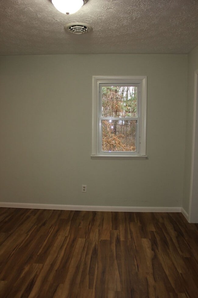 Building Photo - Newly Renovated Apartment for Rent