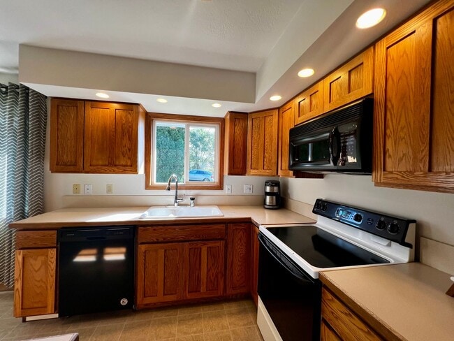 Building Photo - Beautiful North Hill Home Near Vincent Park!