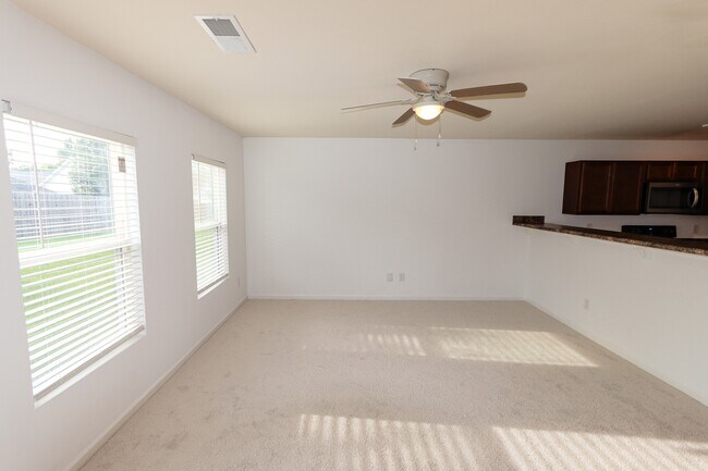 Building Photo - 31 Southfork Dr