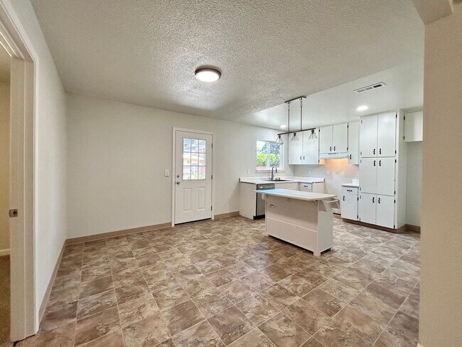Building Photo - Freshly Updated 3 Bedroom Home with Garage, Fenced Yard & Covered Patio!