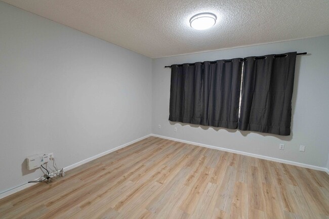 Building Photo - Charming 3 Bed 1.5 Bath Townhome in Wood Village!