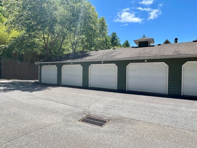 Building Photo - 3-Bed, 2-Bath Condo with Garage!