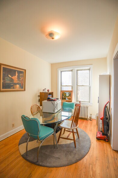 Building Photo - 1060 W North Shore Ave
