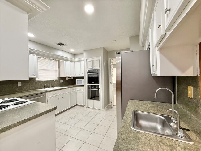 Building Photo - 9002 Sabastian Dr