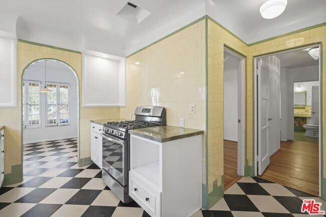 Building Photo - 1143 S Rimpau Blvd