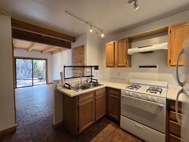 Building Photo - 808 Agua Fria St