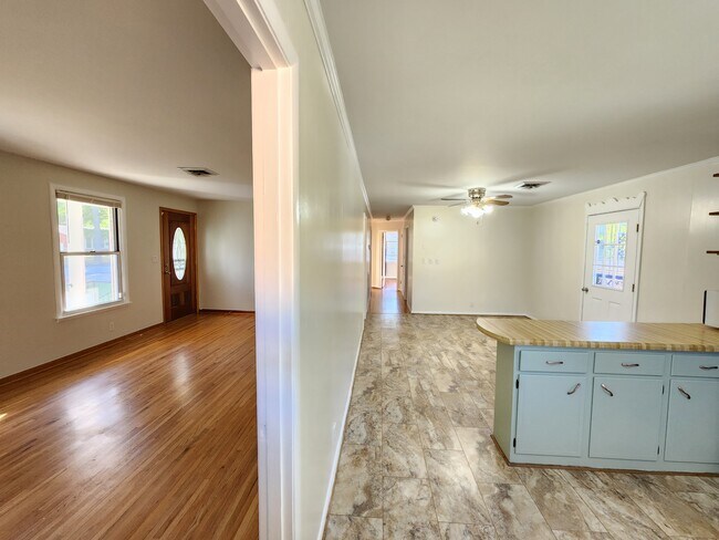 Building Photo - 139 Saratoga Dr