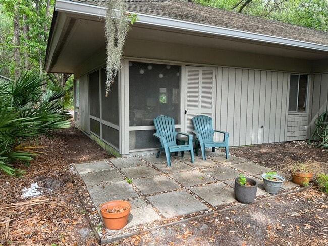 Building Photo - Walk to the beach from this 2BR FURNISHED ...