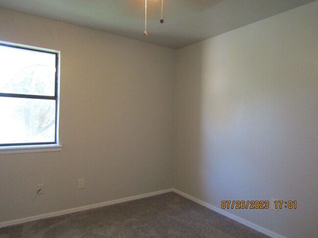 Building Photo - Very nice townhome located in the Heritage...
