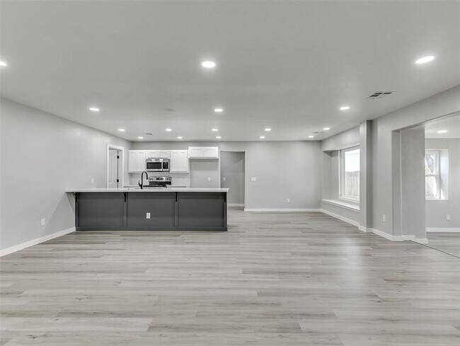 Building Photo - Look at this beautiful home!! 4 bed, 3 full baths!