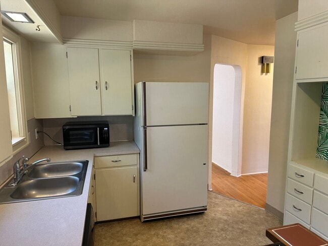 Building Photo - Large 4 bedroom 2 bath house in a great ne...