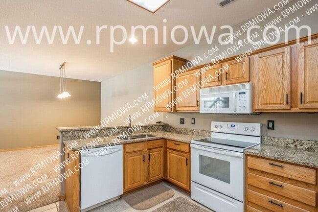 Building Photo - 1114 SE Birch Ln