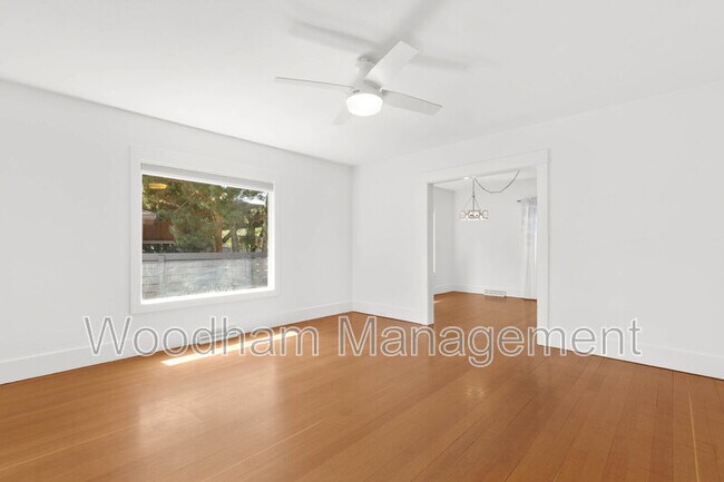 Building Photo - 407 N Broadway Ave