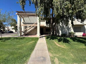 Building Photo - North Central Phoenix Studio Condo
